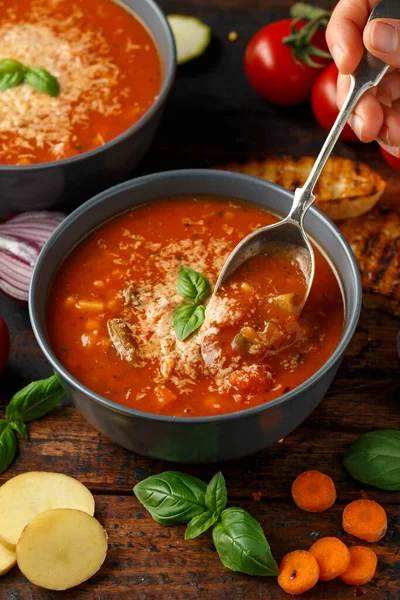 Сезонні овочі класичний мінестроновий суп з макаронами, що подається з сиром, смаженим кисло-солодким тістом хлібом та листям базиліка — стокове фото