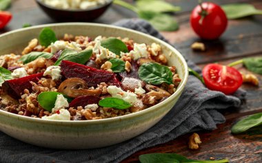 Mantarlı, cevizli, ıspanaklı ve peynirli karabuğday ve pancar salatası. sağlıklı diyet yemekleri.