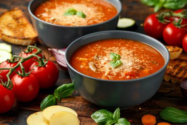 Mevsimlik sebzeler, peynirli makarna, ızgara ekmek ve fesleğen yapraklı sebze çorbası..