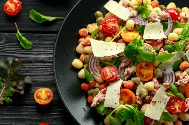 Domatesli, ıspanaklı, mevsimlik salata yapraklı ve parmesanlı peynirli mini patates gnocchi..