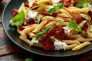 Chorizo, kremalı ricotta peynirli ve yeşillikli Penne makarna..