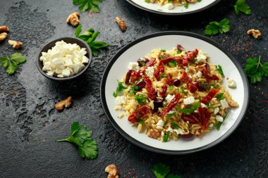 Kuru domatesli Orzo Makarnası, siyah zeytin, ceviz ve peynir