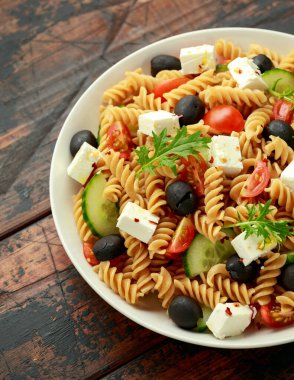 Domatesli makarna salatası, siyah zeytin, salatalık ve peynir. sağlıklı yiyecekler.