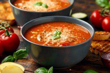 Mevsimlik sebzeler, peynirli makarna, ızgara ekmek ve fesleğen yapraklı sebze çorbası.