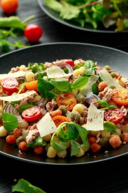 Domatesli, ıspanaklı, mevsimlik salata yapraklı ve parmesanlı peynirli mini patates gnocchi.