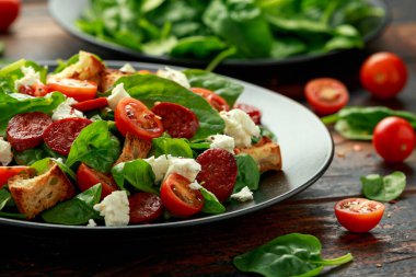 Ispanaklı, peynirli ve kızarmış ekmekli Chorizo domates salatası. sağlıklı yaz yemekleri