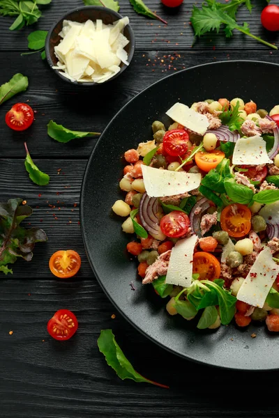 Mini gnocchi de batata tricolor com tomate, espinafre, folhas de salada sazonal e queijo parmesão — Fotografia de Stock