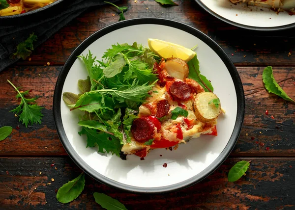 Chorizo Frittata salátával, fekete-fehér tálcán. egészséges reggeli étkezés — Stock Fotó