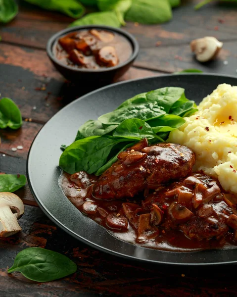 Mantar soslu Salisbury bifteği, patates püresi ve ıspanak. — Stok fotoğraf