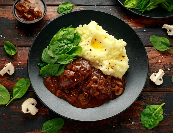 Steak de Salisbury avec sauce aux champignons, purée de pommes de terre et épinards — Photo