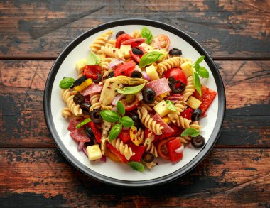 Makarna, domates, zeytin, kırmızı soğan, dolma biber, salam, peynirli enginar ve fesleğen.