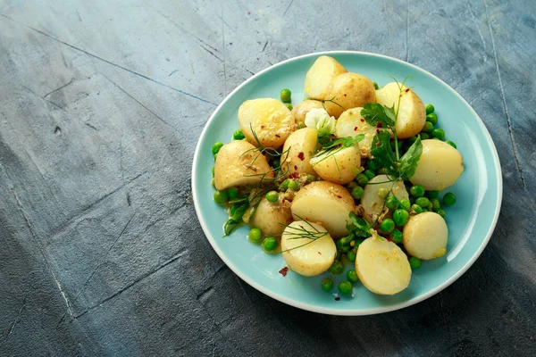 Теплый вегетарианский новый картофельный салат с горохом, горчицей Дижон и каперсами, подается со свежим укропом — стоковое фото