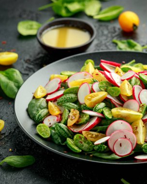 Turp, domates, ıspanak ve hardal soslu karamelli salata. Sağlıklı yemek.