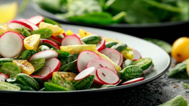 Turp, domates, ıspanak ve hardal soslu karamelli salata. Sağlıklı yemek..