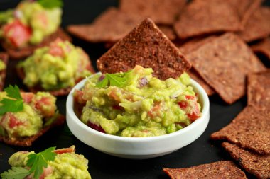 Avokado Guacamole yanında chipotle ve poblano tahıllı tortilla cipsi.