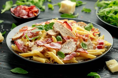 Tavuk, pastırmalı makarna, parmesan peynirli ve fesleğenli. sağlıklı yiyecekler.