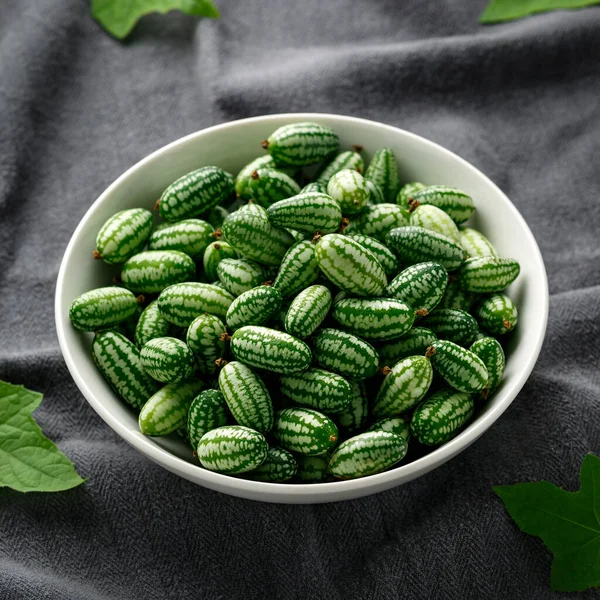 Cucamelon appena colto in ciotola bianca. cibo sano vegetale — Foto Stock