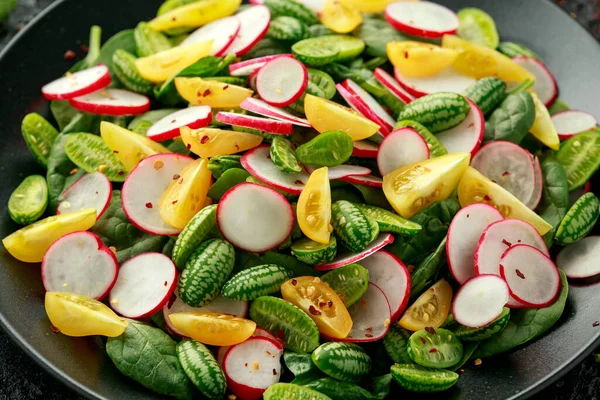 Салат з огірків з редькою, помідорами, шпинатом та гірчицею. Здорова їжа . — стокове фото