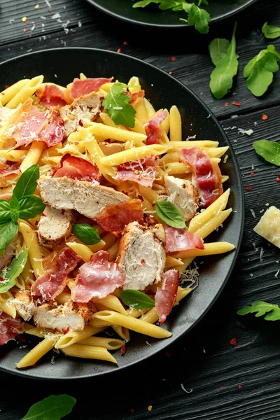 Pollo, tocino Penne pasta con queso parmesano y albahaca. alimentos saludables. —  Fotos de Stock