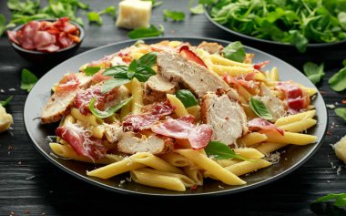 Tavuk, pastırmalı makarna, parmesan peynirli ve fesleğenli. sağlıklı yiyecekler.