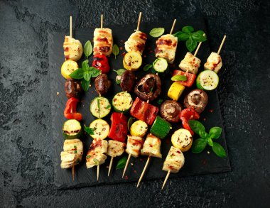 Taşrada sebzeli ızgara Halloumi peyniri şişi.