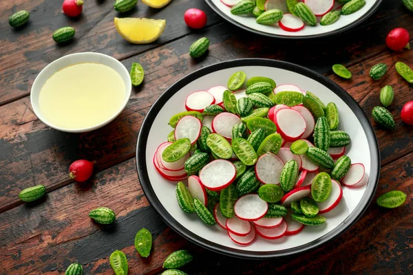 Salada de rabanete de pepino em mesa de madeira rústica. comida saudável de verão — Fotografia de Stock