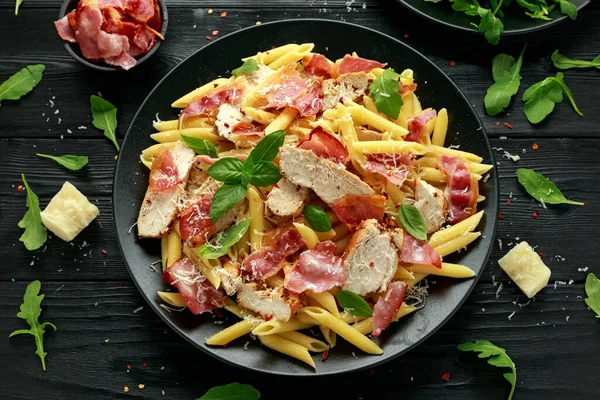 Poulet, bacon Pâtes Penne au parmesan et basilic. aliments sains. — Photo