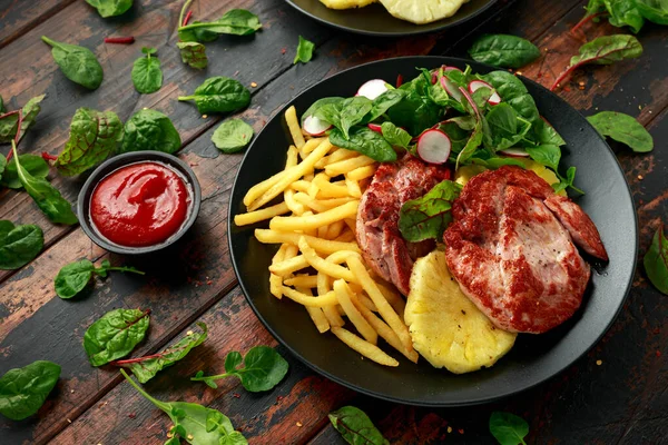 Stekt Gammon biff med ananas, pommes frites och grönsaker — Stockfoto