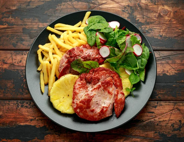 Stekt Gammon biff med ananas, pommes frites och grönsaker — Stockfoto