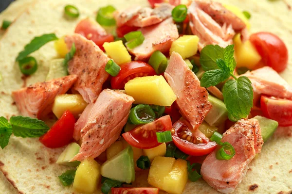 Lachsfisch-Tacos mit Mango, Avocado, Tomate, Frühlingszwiebeln und Limette. Mexikanische Lebensmittel — Stockfoto