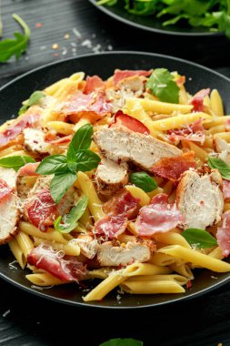 Tavuk, pastırmalı makarna, parmesan peynirli ve fesleğenli. sağlıklı yiyecekler.