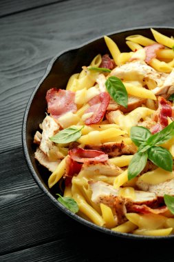 Tavuk, pastırmalı makarna peynir ve fesleğenli demir kalıplı makarna. sağlıklı yiyecekler.