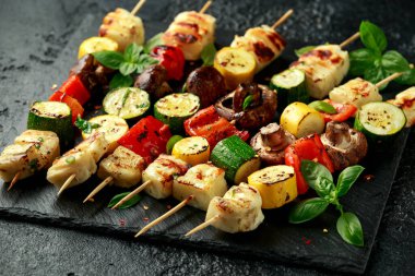 Taşrada sebzeli ızgara Halloumi peyniri şişi.