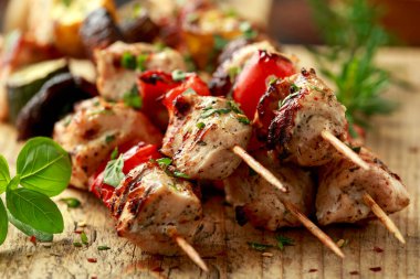 Tavuk kebabı, barbekü, mantarlı şiş, kırmızı tatlı biber, kabak ve bira. Parti yemeği.