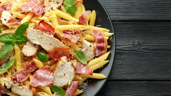 Kyckling, bacon Penne pasta med parmesanost och basilika. hälsosam mat. — Stockfoto