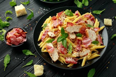 Tavuk, pastırmalı makarna, parmesan peynirli ve fesleğenli. sağlıklı yiyecekler.