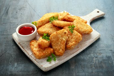 Beyaz ahşap tahtada ketçaplı haşhaşlı patates