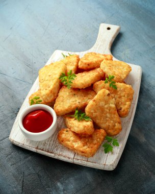 Beyaz ahşap tahtada ketçaplı haşhaşlı patates