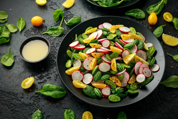 Salada de pepino com rabanete, tomate, espinafre e molho de mostarda. Alimentos saudáveis. — Fotografia de Stock