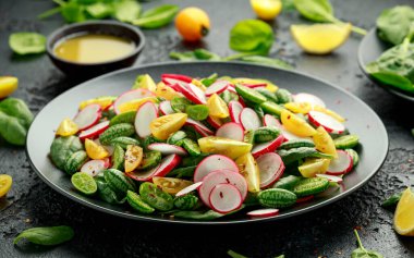 Turp, domates, ıspanak ve hardal soslu karamelli salata. Sağlıklı yemek..