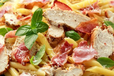 Tavuk, pastırmalı makarna, parmesan peynirli ve fesleğenli. sağlıklı yiyecekler.