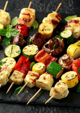 Taşrada sebzeli ızgara Halloumi peyniri şişi.