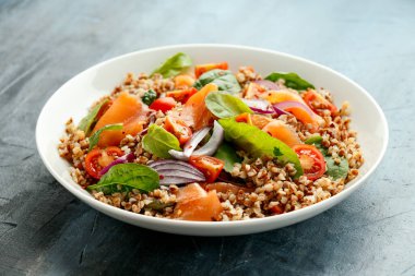 Karabuğday salatası füme somon, kiraz domates, kırmızı soğan ve yeşillik.