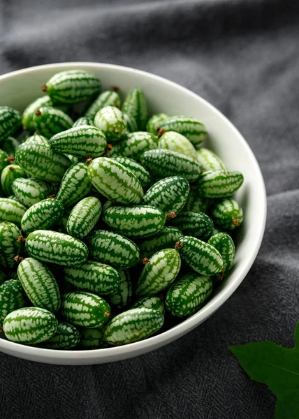 Cucamelon appena colto in ciotola bianca. cibo sano vegetale — Foto Stock