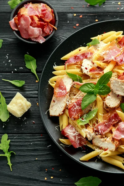 Pollo, tocino Penne pasta con queso parmesano y albahaca. alimentos saludables. —  Fotos de Stock