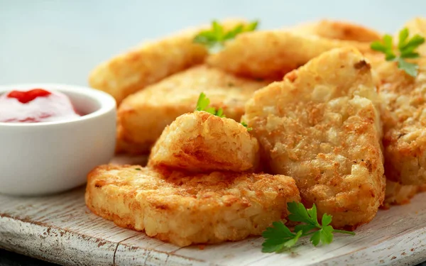 Beyaz ahşap tahtada ketçaplı haşhaşlı patates