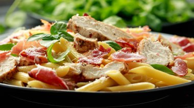 Tavuk, pastırmalı makarna, parmesan peynirli ve fesleğenli. sağlıklı yiyecekler.