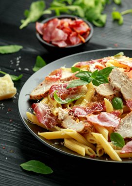 Tavuk, pastırmalı makarna, parmesan peynirli ve fesleğenli. sağlıklı yiyecekler.