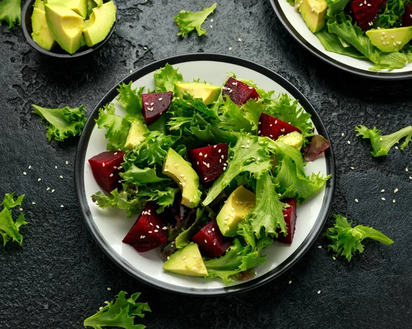 Vegetarische avocado en bietensalade op schaal. Gezond veganistisch voedsel — Stockfoto