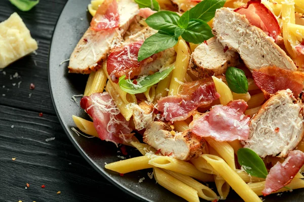 Pollo, tocino Penne pasta con queso parmesano y albahaca. alimentos saludables. —  Fotos de Stock
